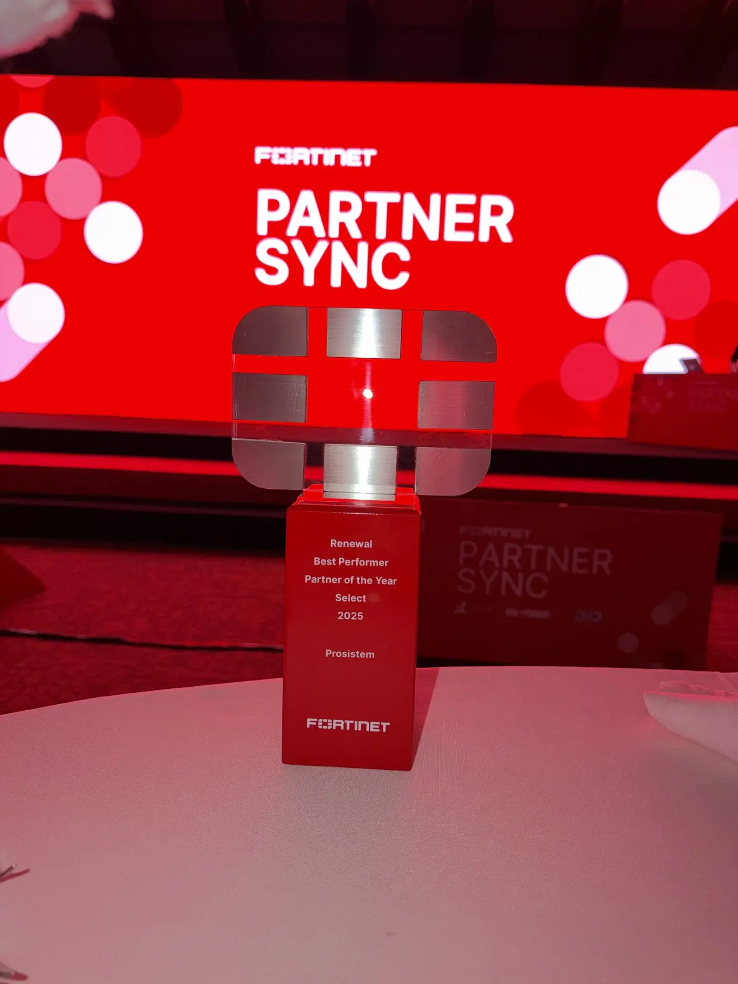 Pro Sistem Fortinet 2025 Renewal Best Performer Partner of the Year ödül plaketi
